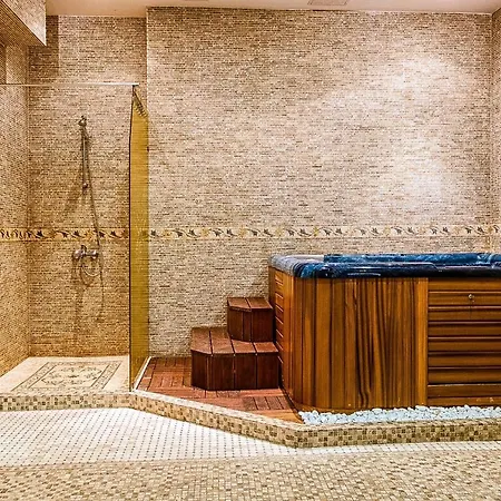 Deluxe With Pool And Wellness Steps To Beach *